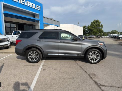Used 2022 Ford Explorer XLT w/ Equipment Group 202A AWD/4WD image 2