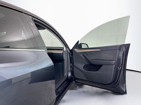 Used 2024 Tesla Model Y Long Range image 31