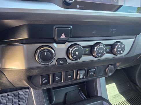 Used 2020 Toyota Tacoma SR5 AWD/4WD image 25