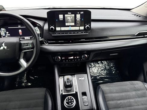 Used 2024 Mitsubishi Outlander SE image 15