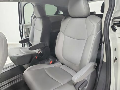 Used 2021 Toyota Sienna XLE FWD image 37
