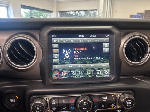 Used 2022 Jeep Gladiator Rubicon w/ Cold Weather Group image 32