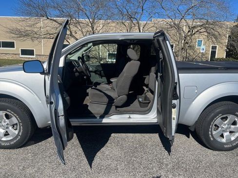 Used 2011 Nissan Frontier SV image 5