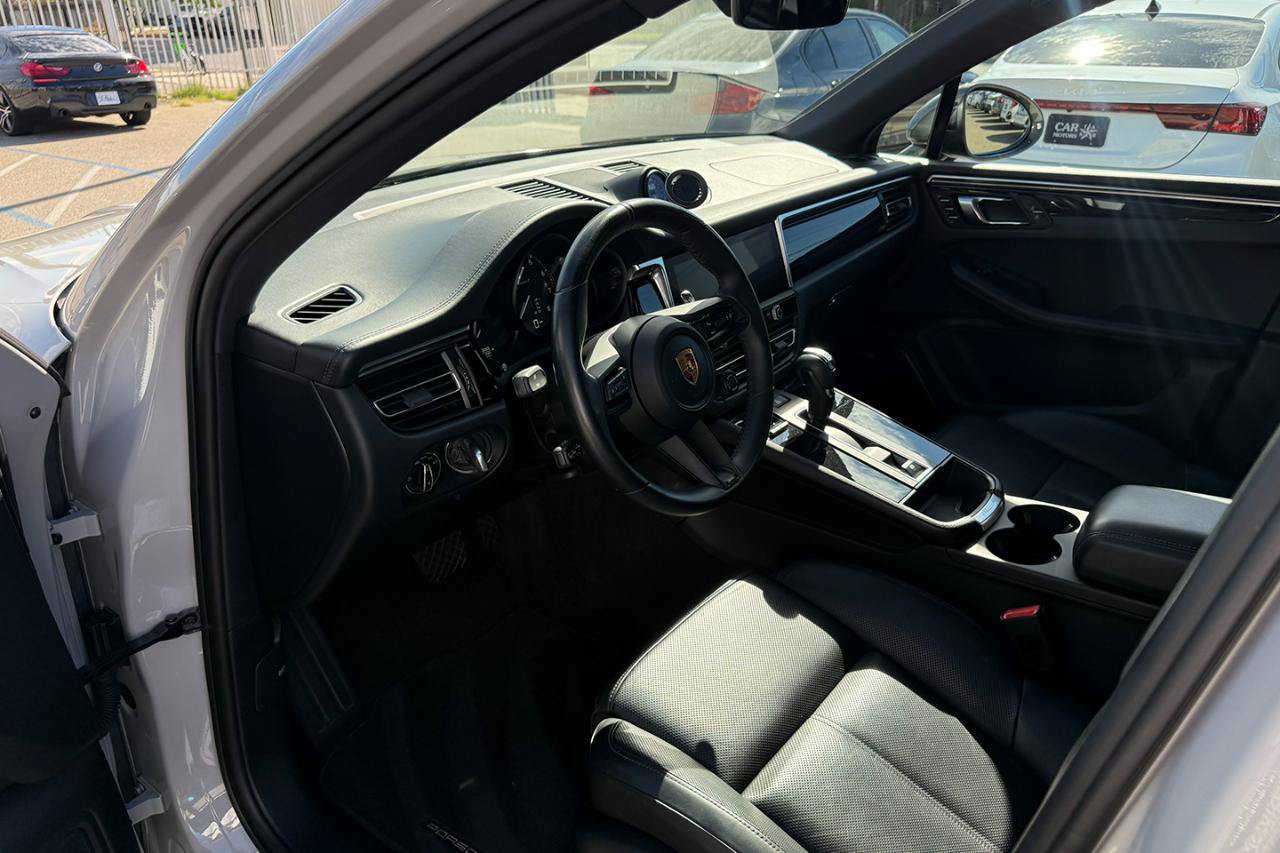 Used 2023 Porsche Macan Turbo w/ Premium Package Plus AWD/4WD image 17