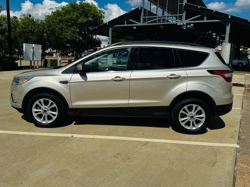 Used 2017 Ford Escape SE w/ Equipment Group 201A FWD image 6