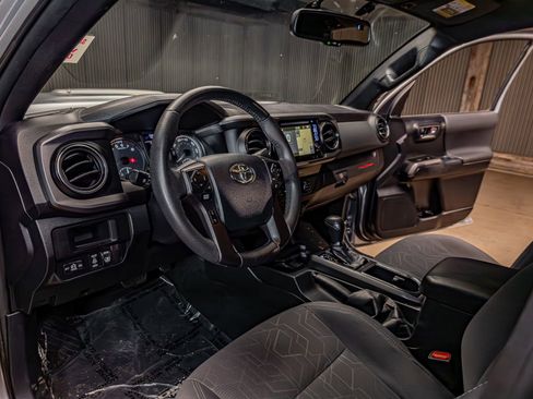 Used 2017 Toyota Tacoma TRD Sport w/ Tow Package (A/T) image 12