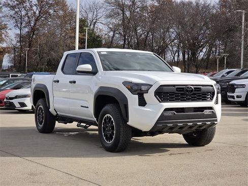 Certified 2025 Toyota Tacoma TRD Off-Road image 2