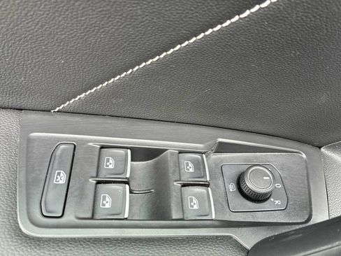 Used 2023 Volkswagen Tiguan SE AWD/4WD image 15