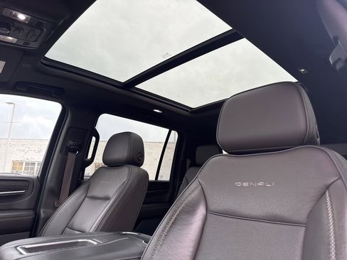Used 2021 GMC Yukon XL Denali w/ Denali Premium Package image 26