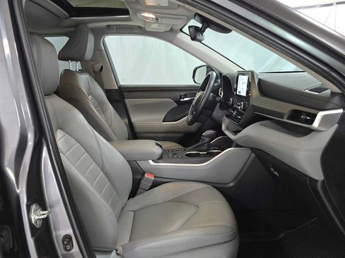 Used 2023 Toyota Highlander XLE AWD/4WD image 10