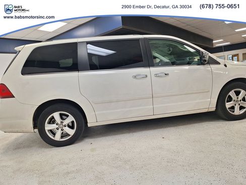 Used 2011 Volkswagen Routan SEL Premium FWD image 17