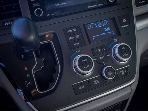 Used 2020 Toyota Sienna LE image 14