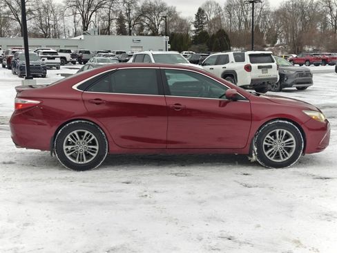 Used 2016 Toyota Camry SE image 4
