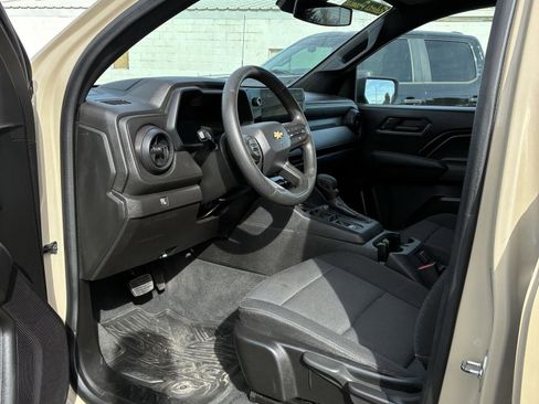 Used 2024 Chevrolet Colorado W/T image 2