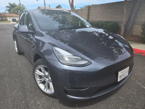 Used 2023 Tesla Model Y 2WD image 2