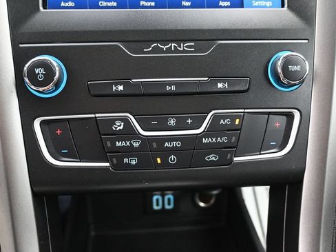 Used 2020 Ford Fusion SE FWD image 18