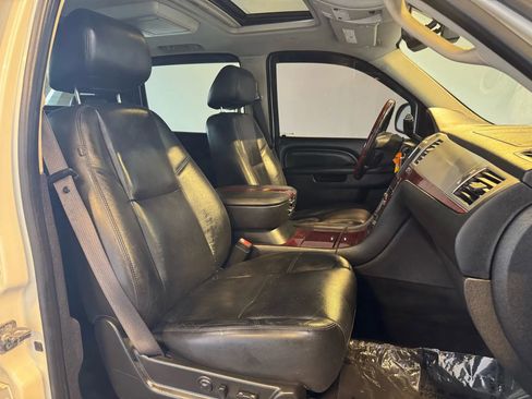 Used 2011 Cadillac Escalade EXT Premium AWD/4WD image 28