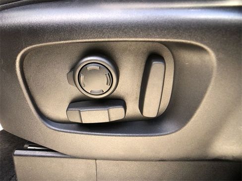 Used 2024 Land Rover Discovery S image 4