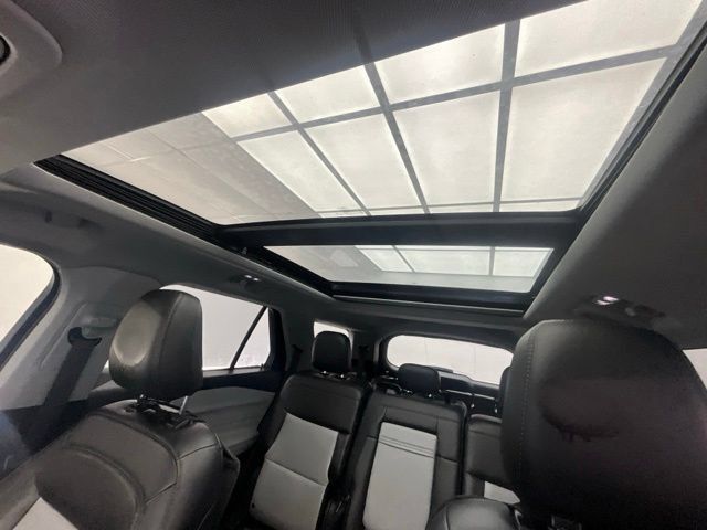 Used 2022 Ford Explorer XLT w/ Equipment Group 202A AWD/4WD image 6