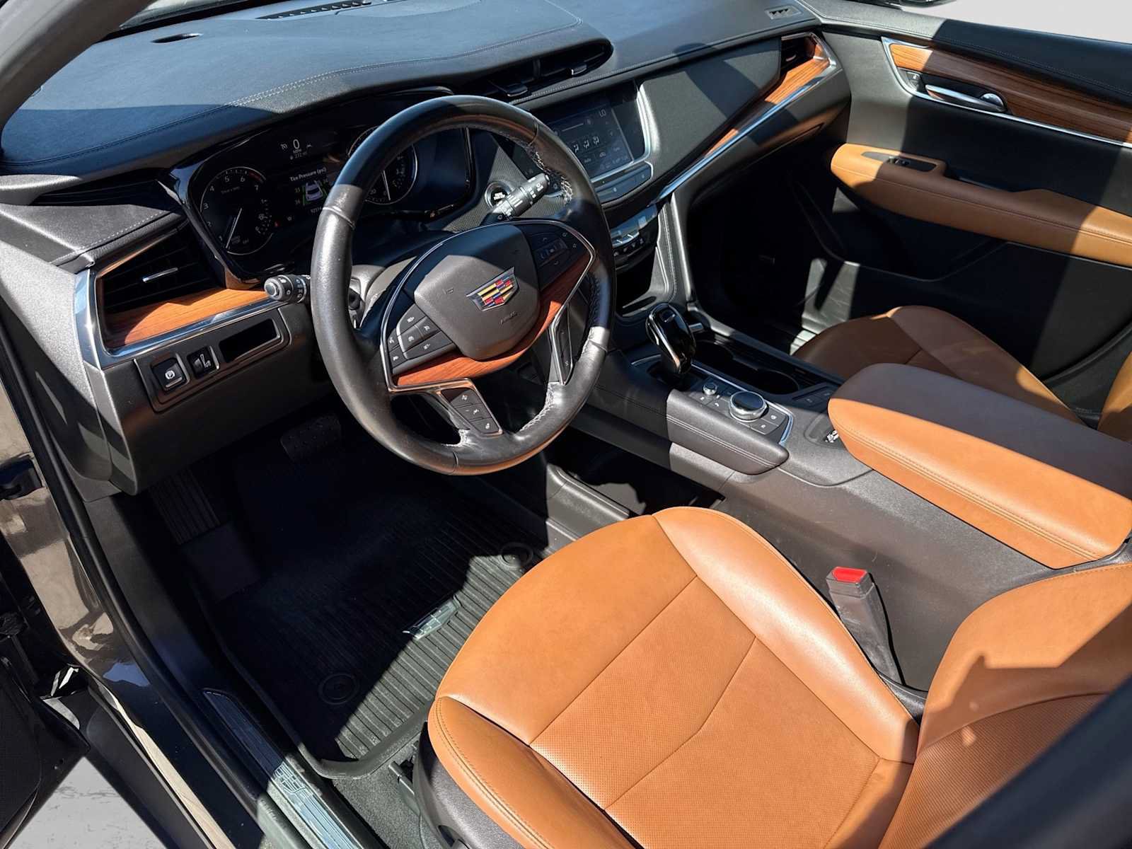 Used 2020 Cadillac XT5 Premium Luxury w/ LPO, Floor Liner Package AWD/4WD image 2