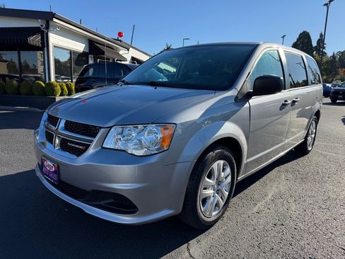 Used 2019 Dodge Grand Caravan SE w/ UConnect Hands-Free Group image 2