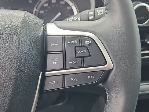 Used 2022 Toyota Highlander XSE AWD/4WD image 27