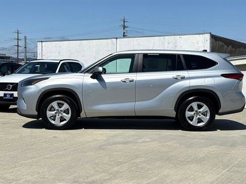Used 2023 Toyota Highlander LE FWD image 6