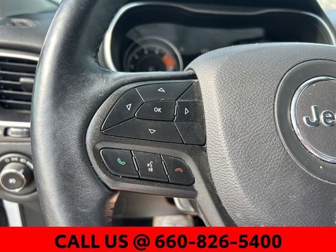 Used 2019 Jeep Cherokee Trailhawk w/ Cold Weather Group image 10