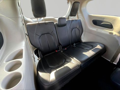 Used 2022 Chrysler Pacifica Touring-L w/ Uconnect Theater Family Group FWD image 22