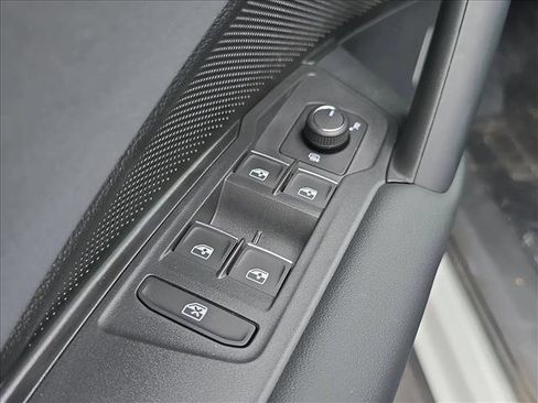 New 2026 Volkswagen Tiguan SE FWD image 5