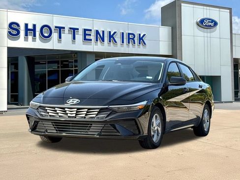 Used 2026 Hyundai Elantra SE FWD image 3