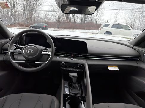 Used 2024 Hyundai Elantra SEL w/ Convenience Package image 10