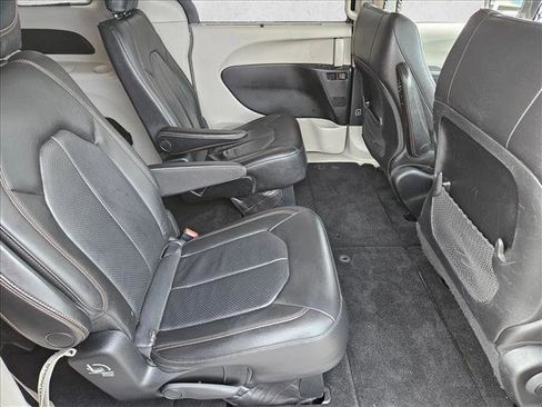 Used 2018 Chrysler Pacifica Touring-L image 17