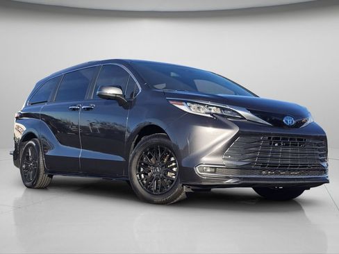 Used 2025 Toyota Sienna Limited image 2