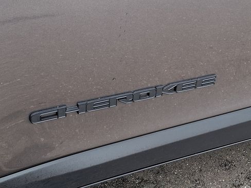 Used 2020 Jeep Cherokee Latitude Plus FWD image 29