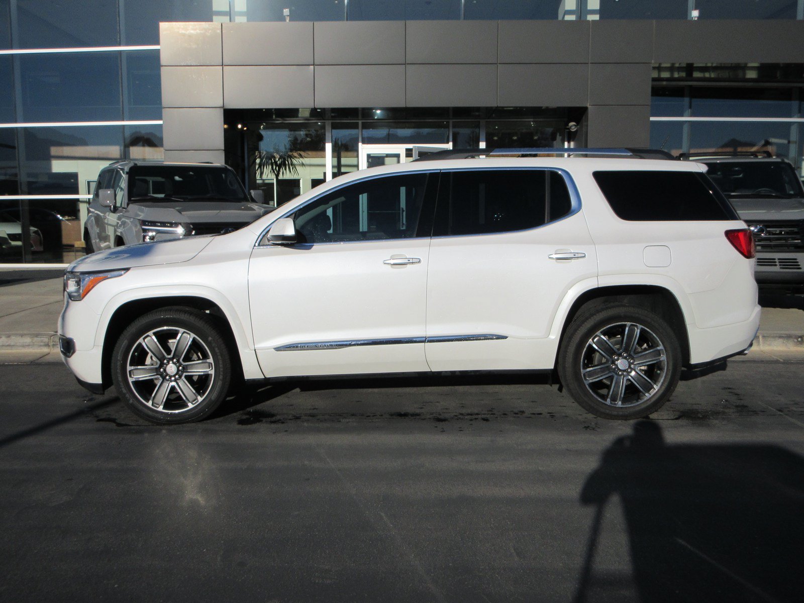 Used 2017 GMC Acadia Denali w/ Technology Package AWD/4WD image 4