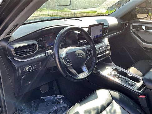 Used 2022 Ford Explorer XLT w/ Equipment Group 202A AWD/4WD image 13