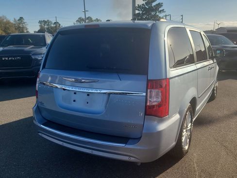 Used 2013 Chrysler Town & Country Limited w/ Luxury Group image 4