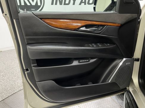 Used 2016 Cadillac Escalade Premium image 15