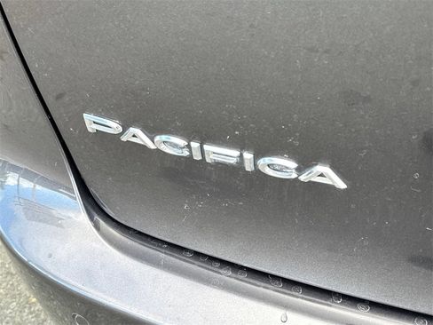 Used 2023 Chrysler Pacifica Touring-L image 6