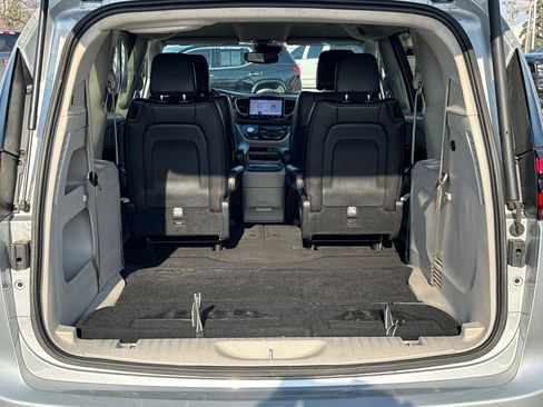 Certified 2023 Chrysler Pacifica Touring-L image 35