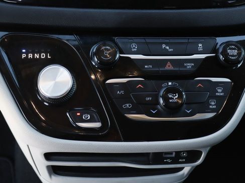 Used 2019 Chrysler Pacifica Touring image 32