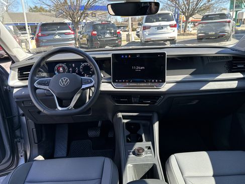 Used 2025 Volkswagen Tiguan SE image 15