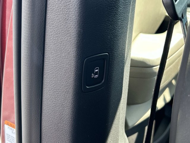 Used 2025 Kia Carnival FWD image 18