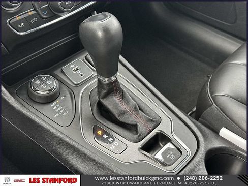 Used 2021 Jeep Cherokee Trailhawk AWD/4WD image 32