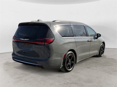Used 2022 Chrysler Pacifica Touring-L image 5