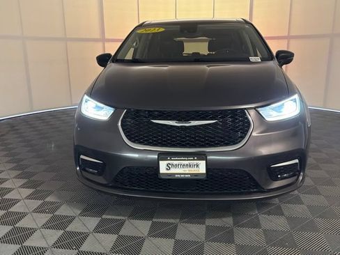 Used 2023 Chrysler Pacifica Touring-L FWD image 3