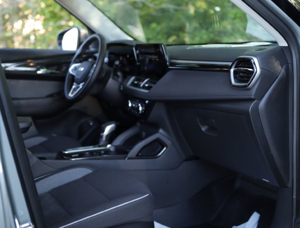 Used 2025 Chevrolet TrailBlazer LT w/ Convenience Package FWD image 30