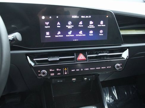 Used 2023 Kia Niro EX image 4