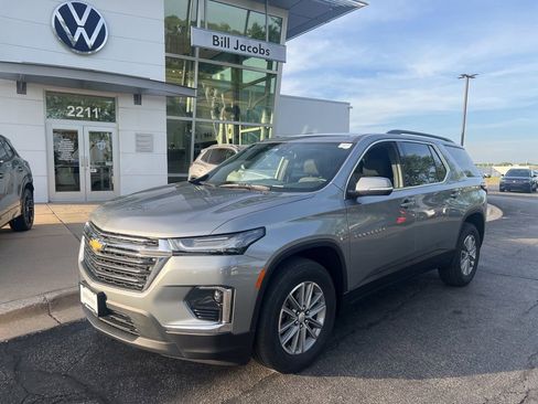 Used 2023 Chevrolet Traverse LT FWD image 2